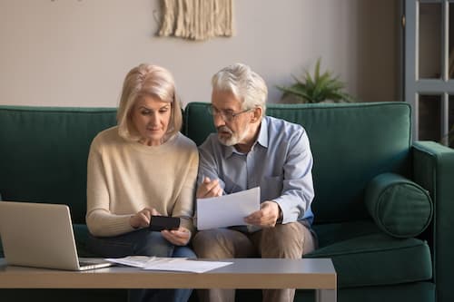 Les ménages s'interrogent sur la pertinence de rembourser leur prêt immobilier grâce à leur épargne.