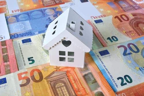 Eloignée il y a encore quelques mois, la barre symbolique des 2 % est désormais à portée de main. De plus en plus de banques appliquent d’ailleurs déjà ce taux sur les crédits immobiliers sur 20 ans, alors que la moyenne est établie à 1,70 % en juillet. La hausse devrait se poursuivre cet été et au-delà.